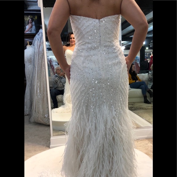 Wedding gown, hair piece & veil - Picture 4 of 7